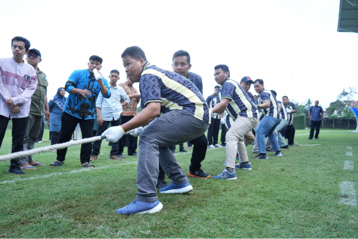 Milad UII Tarik Tambang
