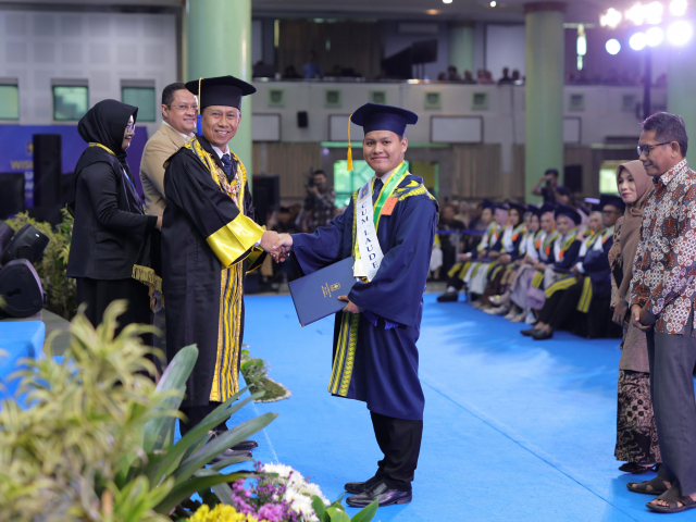 UII Wisuda 565 Lulusan, Bekali Alumni Hadapi Tantangan Masa Depan