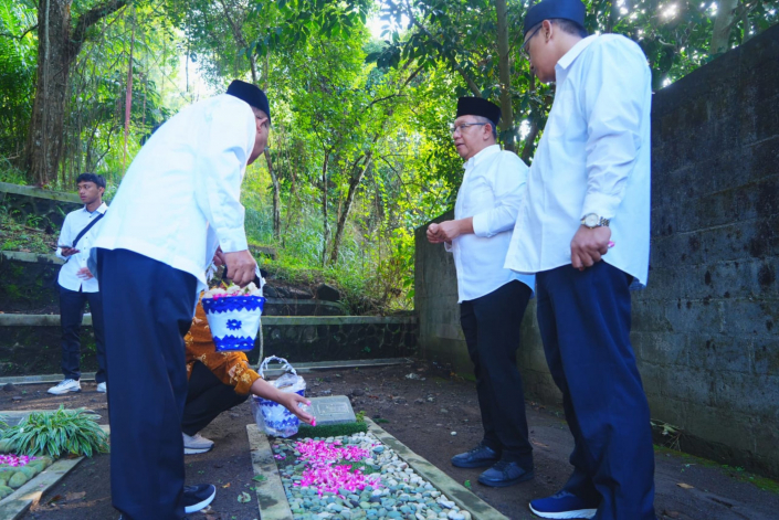 Ziarah Makam Pendiri dan Tokoh UII
