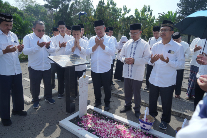 Ziarah Makam Pendiri dan Tokoh UII