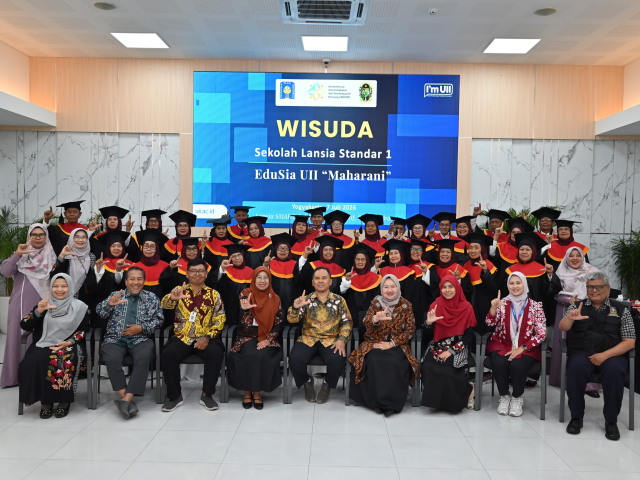 UII Wisuda 31 Peserta Sekolah Lansia EduSia Maharani